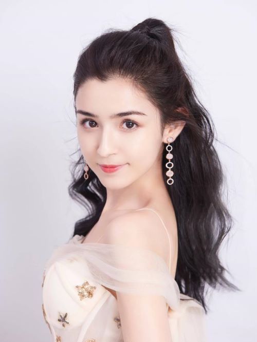 哈妮克孜，1996年1月29日出生于新疆乌鲁木齐市，中国内地影视女演员。
2018年，哈妮克孜签约泰洋川禾，并正式开启演艺生涯；同年，因在爱奇艺国风唱演秀《国风美少年》中表演舞蹈《一梦敦煌》而获得关注。2018年12月30日，参加浙江卫视跨年演唱会；2019年1月1日，其参演的中央广播电视总台元旦晚会播出；随后，她还参加了湖南卫视春节联欢晚会。2020年7月，主演的个人首部古装剧《天舞纪》播出。
2021年6月29日，出演《纯属巧合》。